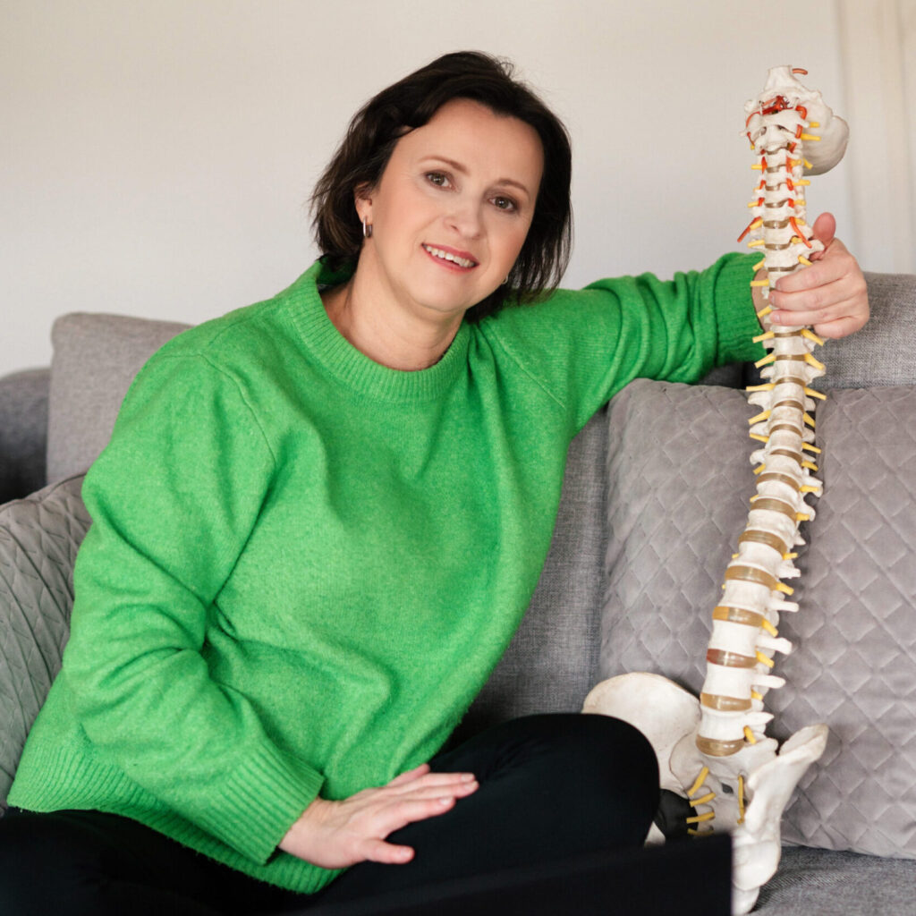 Dorota w zielonym swetrze z kręgosłupem